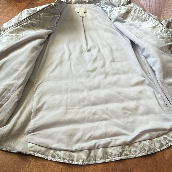 Like new Chico’s silver lightweight lined jacket - Picture 10 of 13